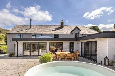 Image de Luxurious countryside retreat set in 9 acres of land, featuring a games room and hot tub