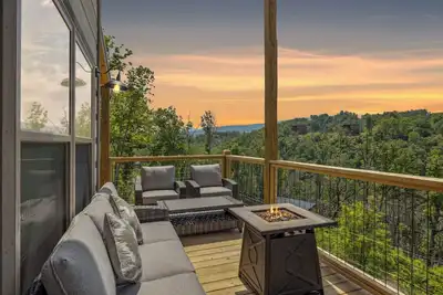Image de Mountain Views & King Suites | Game Room • Hot Tub • 3 Levels