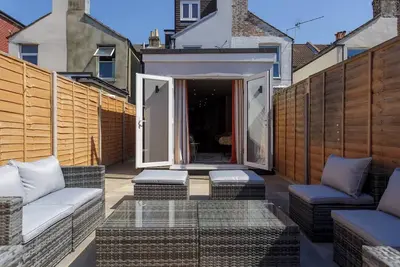 Image de Maison luxueuse de 4 chambres et 3 salles de bain située au cœur de Southsea.