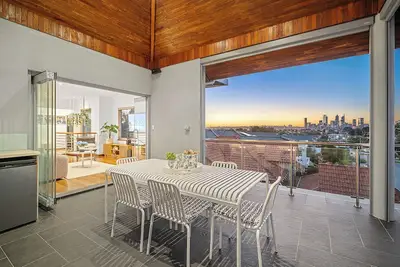 Image de Designer Luxury 3brd - Epic Views - South Perth