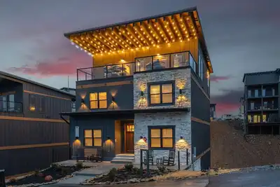 Image de 15br Luxury | 3 Cabins | Rooftop Lounges | Indoor Pools | Hot Tubs | Walk to Water Park | 66 Sleep