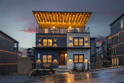 Image de 10br Luxury | 2 Cabins | Rooftop Lounges | Indoor Pools | Hot Tubs | Walk to Water Park | Sleeps 44