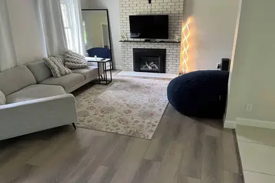 Image de Perfect Location! Quiet City Home Near Venues, Shops & Restaurants