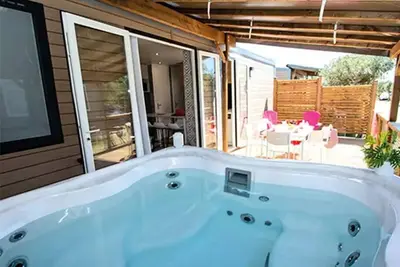 Image de Mobil home Cotignac Jacuzzi privé - 33m² - 3 chambres - Lave vaisselle + Tv + A/C 6 personnes