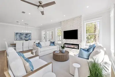 Image de Steps to Seacrest Pools, Town, & Beach! 4 Bikes Included, Sleeps 18!