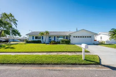 Image de 3 beds+Pullout - Dream backyard oasis with a pool