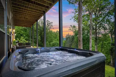 Image de Brand-New Cabin, Private Pool, Hot Tub, Firepit, Game Room & Free Tickets