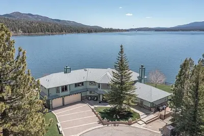 Image de Beautiful Lakefront Villa! Large hot tub, game room, & views! New Photos Soon