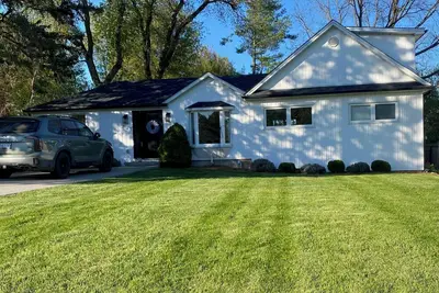 Image de Darling Bungalow in the heart of quaint Inglewood, On. 15 minutes from Osprey!