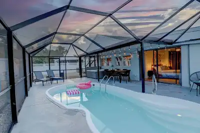 Image de Stylish Poolside Escape Luxe Naples Retreat Near Beach & Attractions