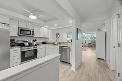 Image de Courtyard Comfort: Spacious Ground-Floor Condo for the Perfect Island Escape