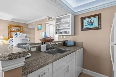 Image de Top-Floor Tranquility Awaits: Your Sundial Resort Escape Begins in May 2025