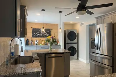 Image de Parrot Bay Rancher\n3 Bedroom 2 Full Bath\nEV Charging Station\nWiFi, central Hvac
