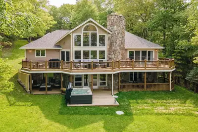 Image de New! Epic Lake Views, Games, Hot Tub Comfort & A/C