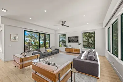 Image de Luxury Beachfront Home! Steps to Beach and Shopping and Sweeping Bay Views!
