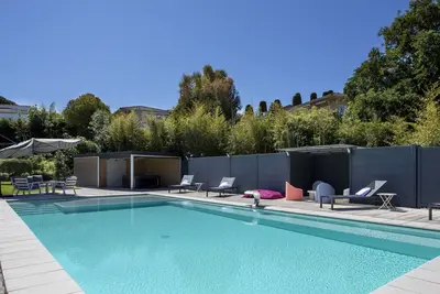 Image de Villa climatisée avec piscine et jardin
