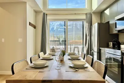 Image de Spacious Up to 18 Guests Retreat with Hot Tub, Free Parking, Ac & Views