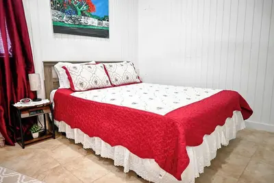 Centrally located 1 Bedroom Cozy Apartment with WiFi, Ac and Wine