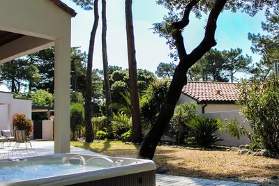 Image de La Villa Pinède, avec Spa, à 5 minutes de la mer