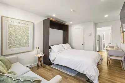 Image de Cozy & Stylish Studio in Laval | Queen Murphy Bed