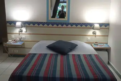 Image de Chambre d’hôtel avec terrasse, clim sans vis à vis au calme, verdure et plage.