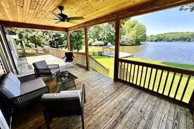 Image de Peaceful LaKeFronT property with Beautiful Lake View for a getaway you deserve!
