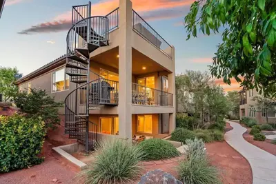 Image de Entire Home - *Paradise Pools* Two King Suites*