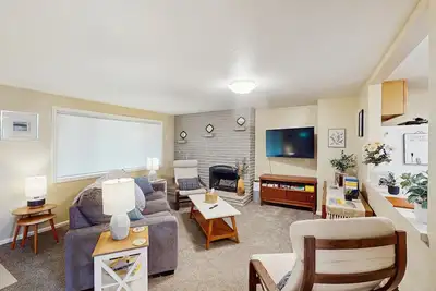 Image de Upper level of duplex with large deck, mountain view - dog friendly