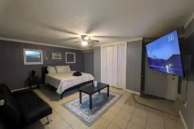Image de Retreat-1br Apt w/ 65 inch Tv!