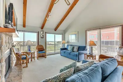 Image de Deck & View: Oceanfront Oasis in Oak Island!