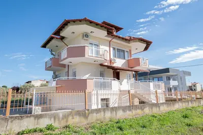Image de Helen Villa by RentalsPro - Paralia Portaria
