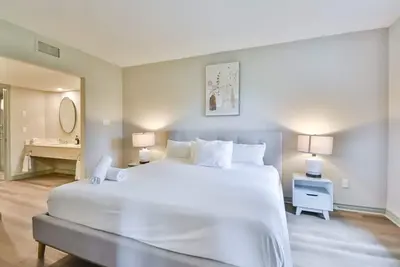 Image de Luxury 2br King Condo – with Pool & Spa Access