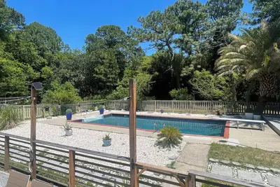 Image de 15 min off the Beach'n path, Coastal Getaway w/ Lg Pool, Chefs Kitchen, King Bed