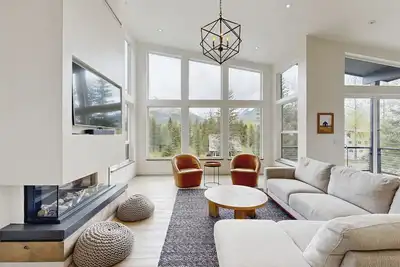 Image de Spacious 4-Bedroom Home in Girdwood with Game Room & Foosball table