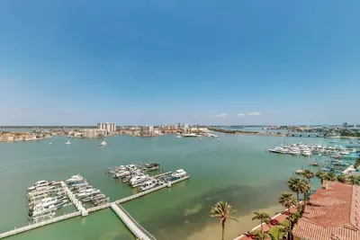 Luxury stunning waterfront condo, Central Ac, pool, snowbird friendly