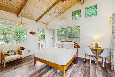 Image de Cozy ohana studio with lush landscaping, lanai with ocean views, gazebo, firepit