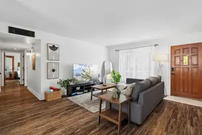 Charming 2 Br Condo + Pool + King Bed