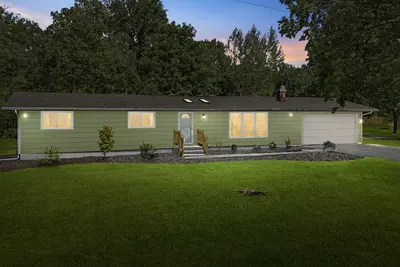 Image de Charming Harbor Country Home w/ large yard, outdoor dining, fire pit & gas grill