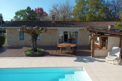 Image de Maison paisible entre vignobles du Médoc et lac d'Hourtin. Espace piscine.