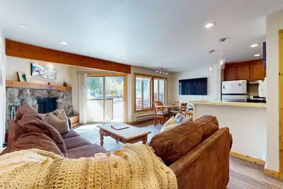 Image de Cozy Condo w/Wood Fireplace, Mountain Views- Walk to Lifts