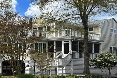 Image de 5-Bedroom Beach House w/ Elevator & Decks