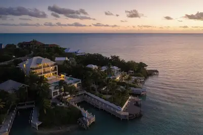 Image de 5* Luxury Private Villa waters edge with pool and two private docks Taylor Bay