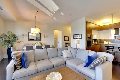 Image de View Cn Tower/Lake from the Sky!