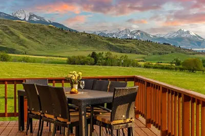 Image de Spacious home with mountain and valley views, seconds to Deep Creek trailhead