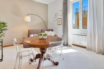 Image de Bluì est l'appartament idéal pour visiter le magnifique village de Portovenere. Grands espaces et finitions fines vous feront sentir vraiment en vacance, en considerant aussi que vous ne devez pas chercher le parking du moment que Bluì est équipé d'