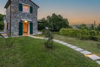 Image de Ca Damare is an exclusive villa surrounded by a splendid garden overlooking the sea, the perfect place for a romantic holiday, where you can enjoy an aperitif at sunset while contemplating the beauty of the sea. The villa is located a few minutes’ drive