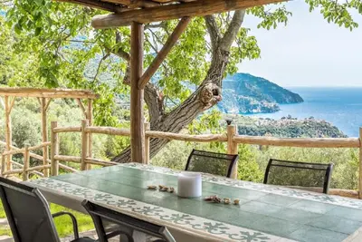 Image de Sound Of Silence est un cottage juste rénové et équipé avec une belle vue sur le jardin qui rendra vos vacances relaxantes et de la plus haute qualité. L'espace extérieur équipé et finement entretenu encadre une vue qui permet de voir Corniglia e