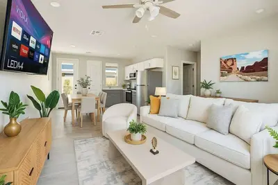 Image de 3Bd | 2 Bath | Free parking | 70\"Smart Tv