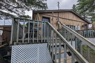 Image de Modern Tiny Wood Cottage #3 Camping style Cottages 5 minutes to the beach!