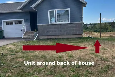 Image de East Royalty Modern lower level apartment.